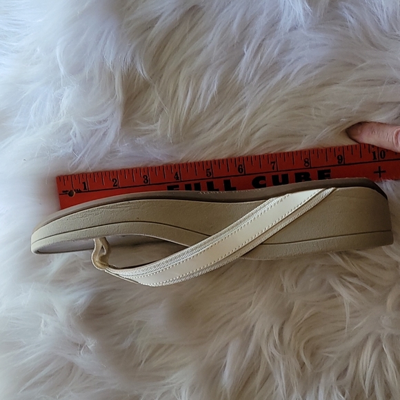 Vionic flip flops sandals size 8.5 or 9 - Picture 13 of 14